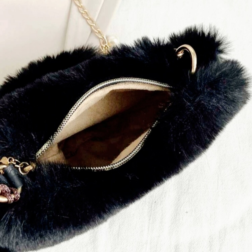 GROOVY GLAM Black Heart Shaped Plushy Purse - Picture 2 of 4